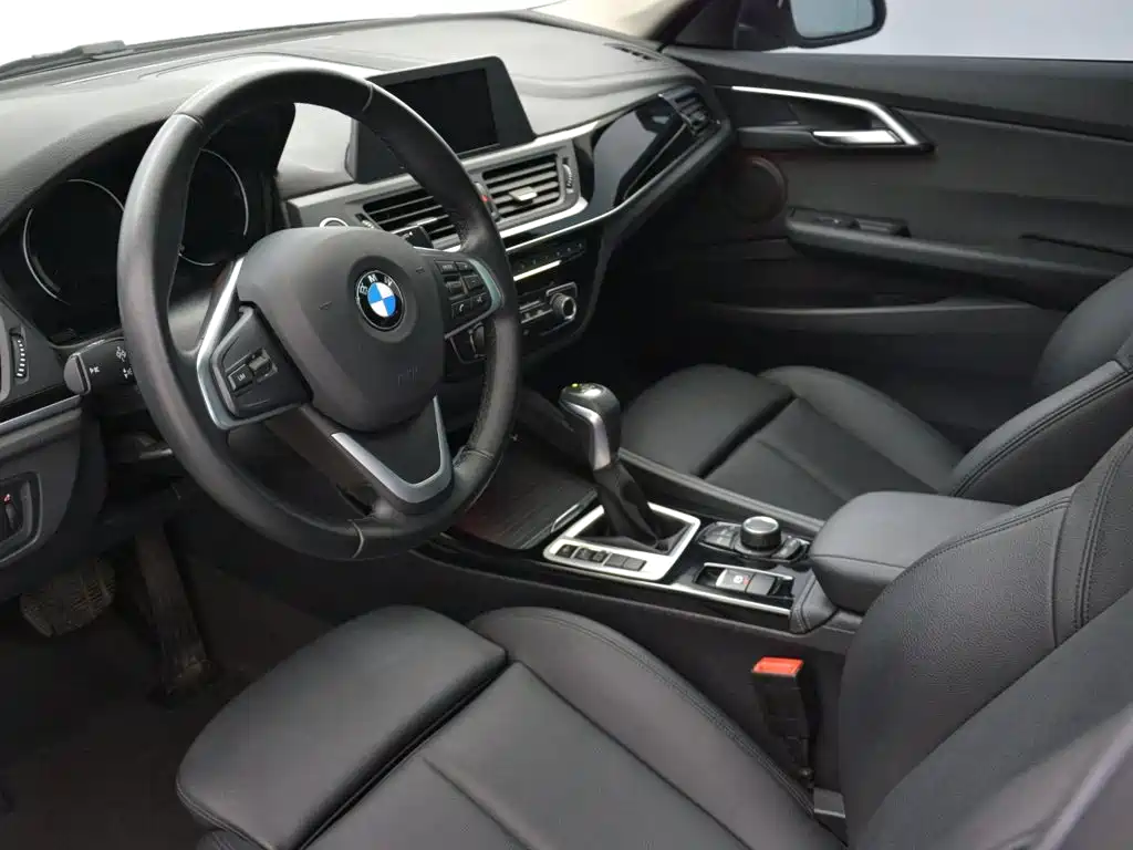 BMW 1 Series 2018 — фото 9