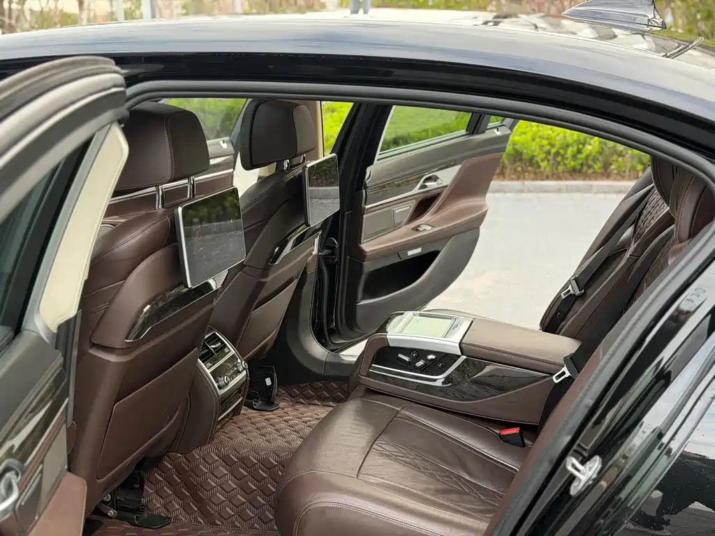 BMW 7 Series 2016 — фото 13