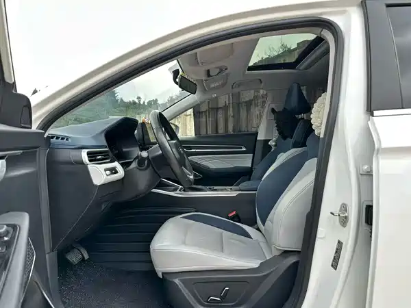 Geely Emgrand 2022