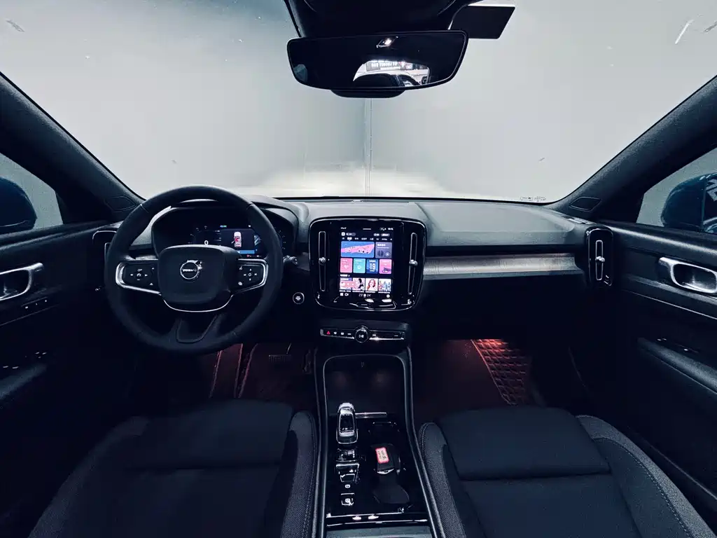 Volvo XC40 2023 — фото 11