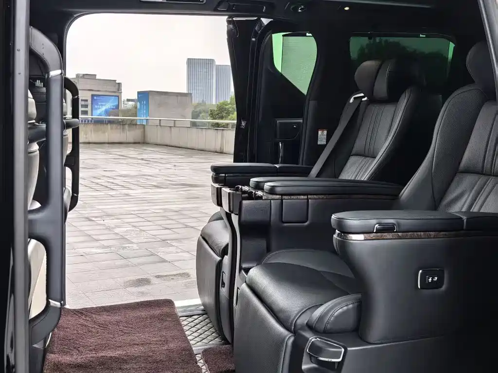 Toyota Alphard 2022 — фото 16