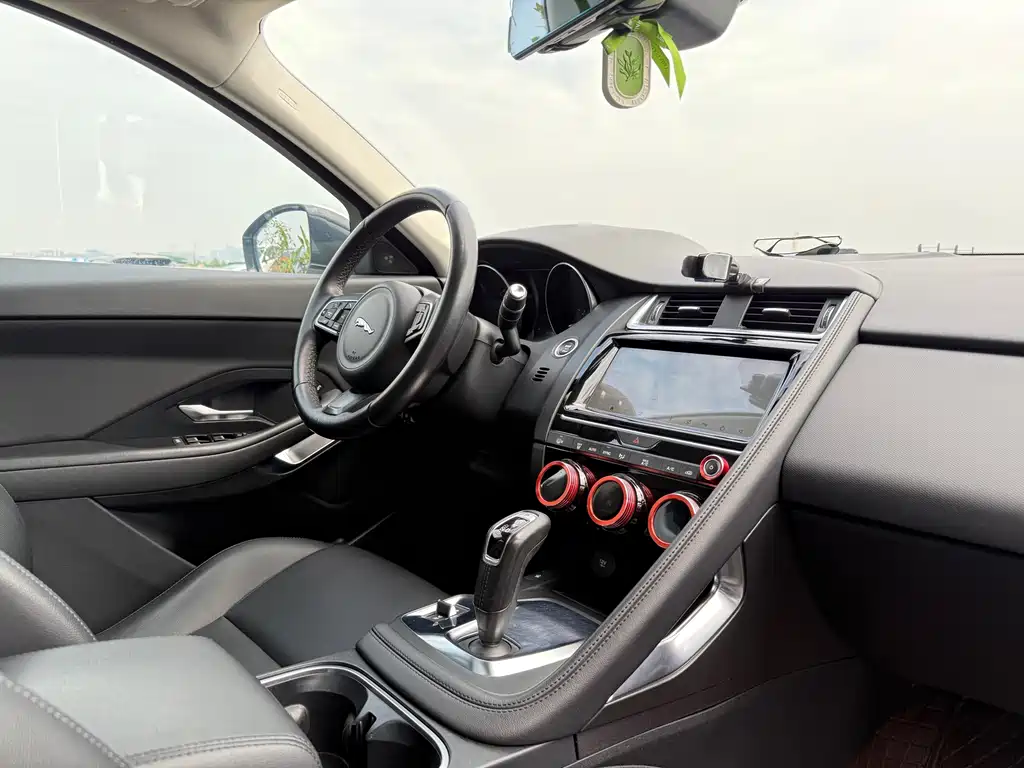Jaguar E-PACE 2018 — фото 10