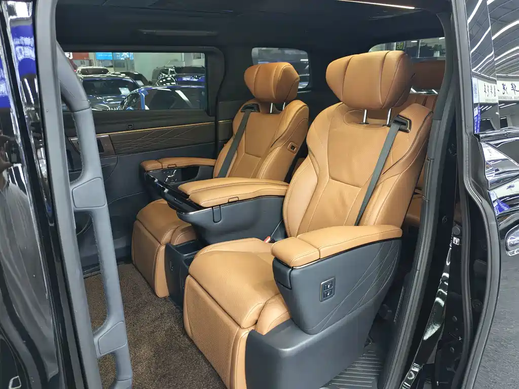 Toyota Alphard 2023 — фото 6