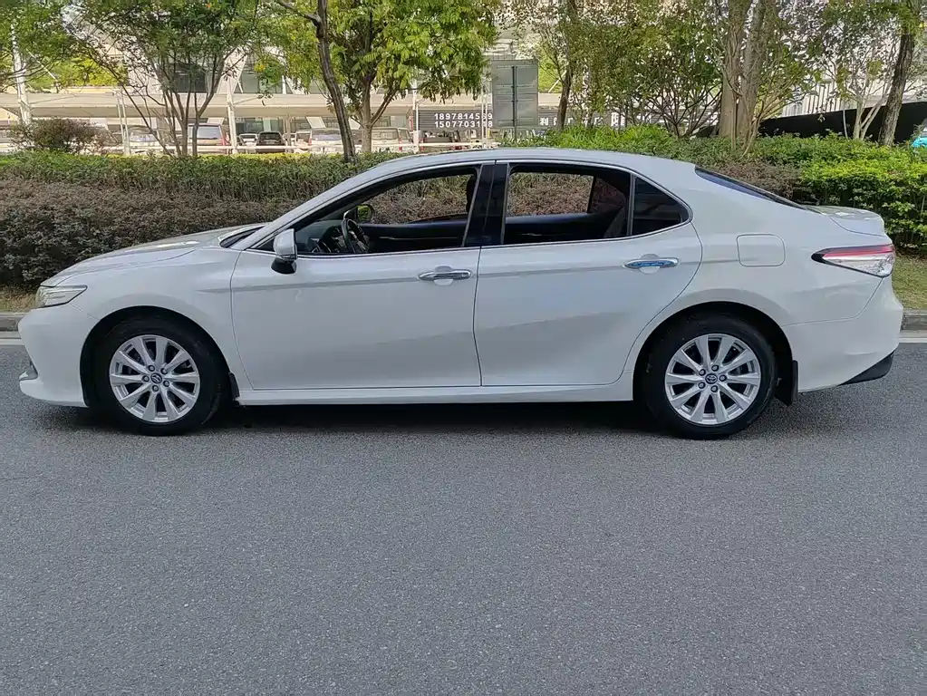 Toyota Camry 2018 — фото 5