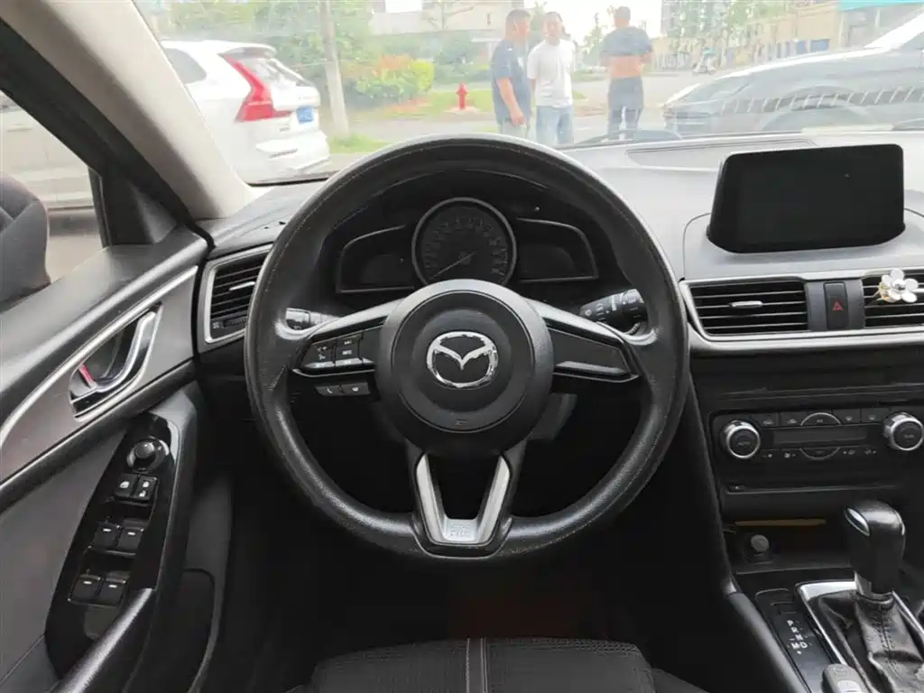 Mazda 3 Axela 2017 — фото 11