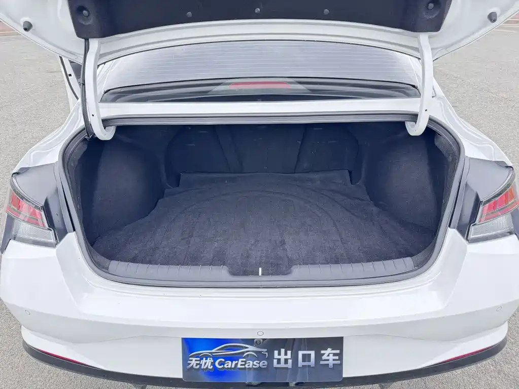 Hyundai Elantra 2023 — фото 17