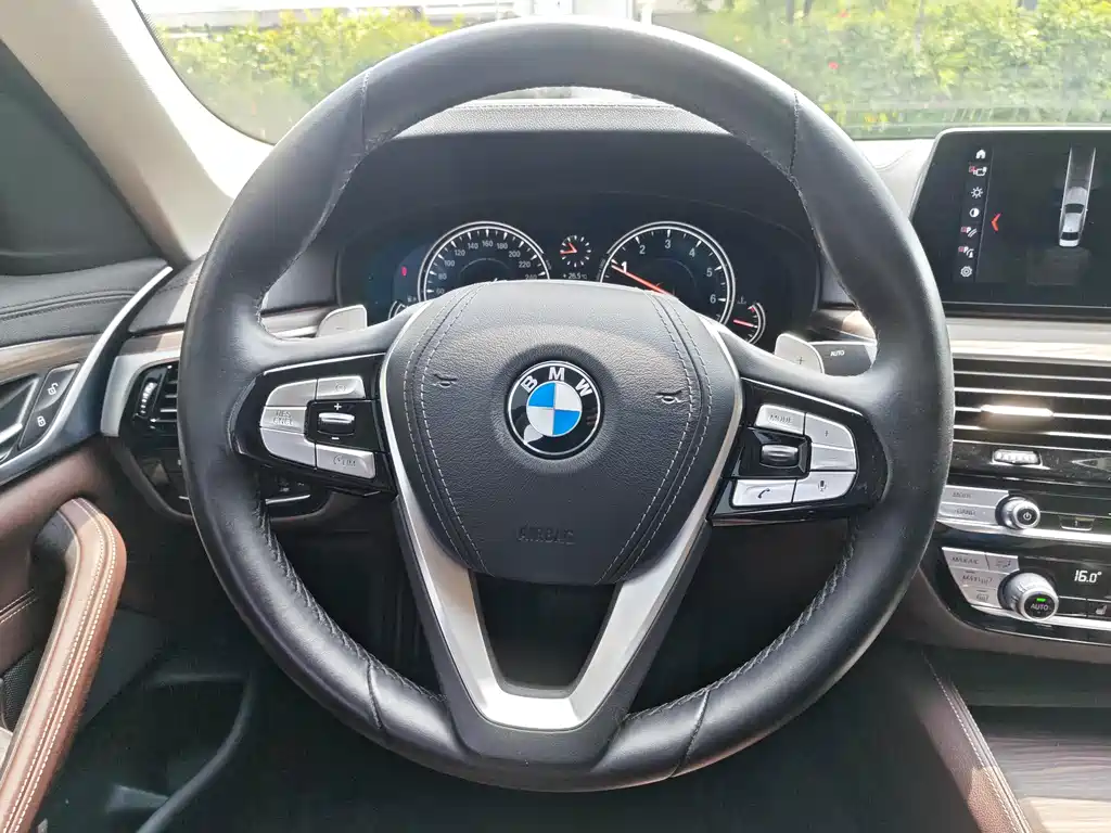 BMW 5 Series 2018 — фото 15