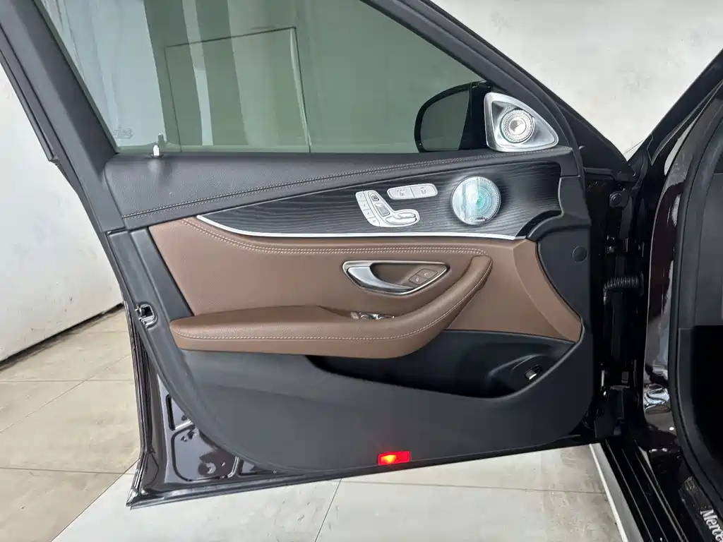 Mercedes-Benz E-Class 2023 — фото 10