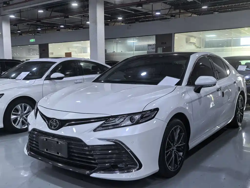 Toyota Camry 2023 — фото 1
