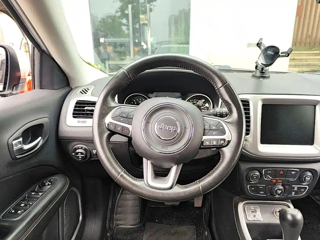 Jeep Compass 2018 — фото 11