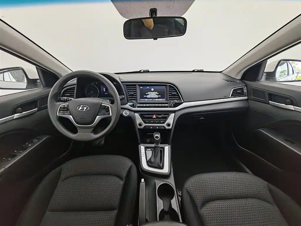 Hyundai Elantra 2018 — фото 5