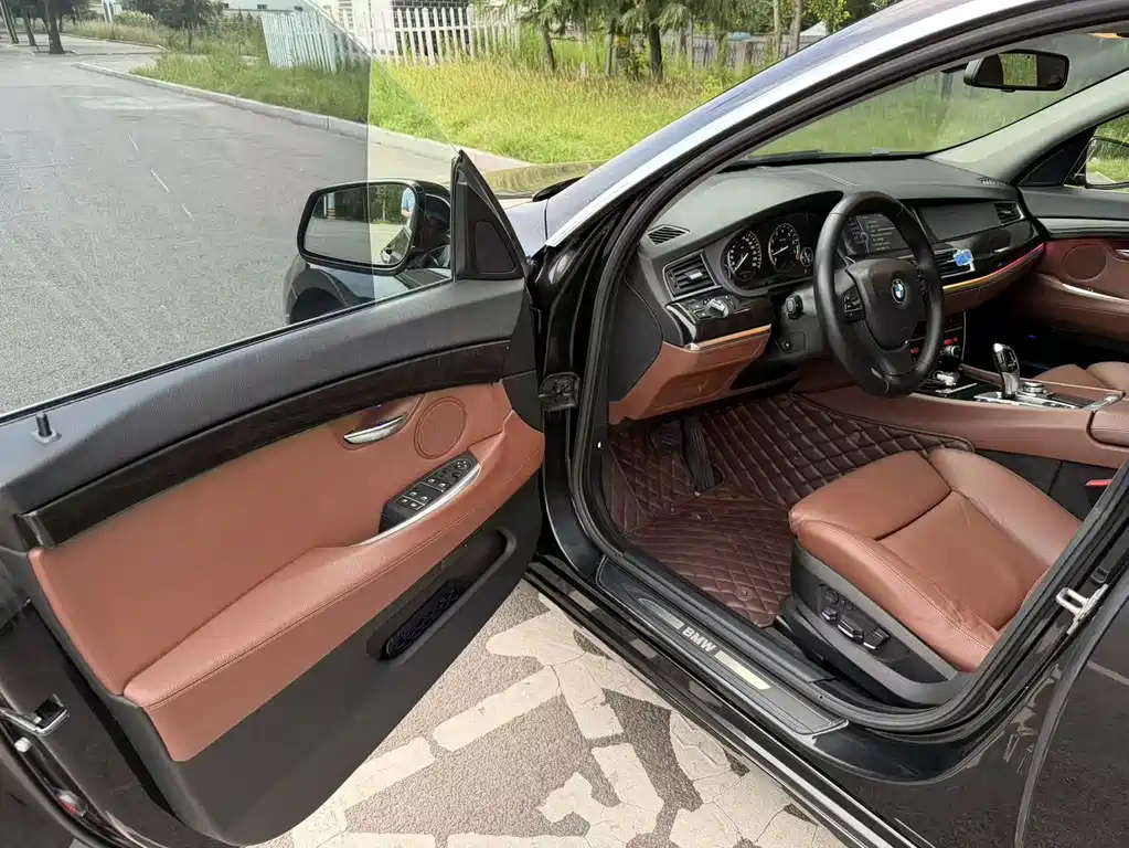 BMW 5 Series GT 2012 — фото 10