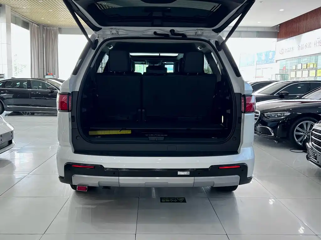 Toyota Sequoia 2023 — фото 23