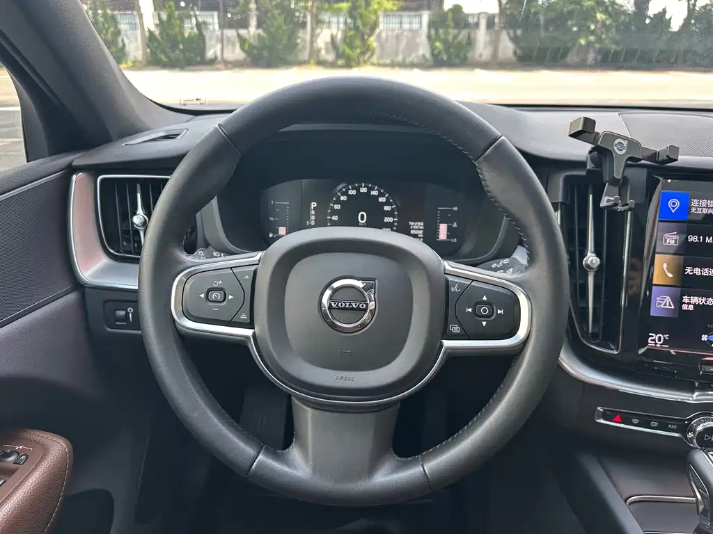 Volvo XC60 2021 — фото 30