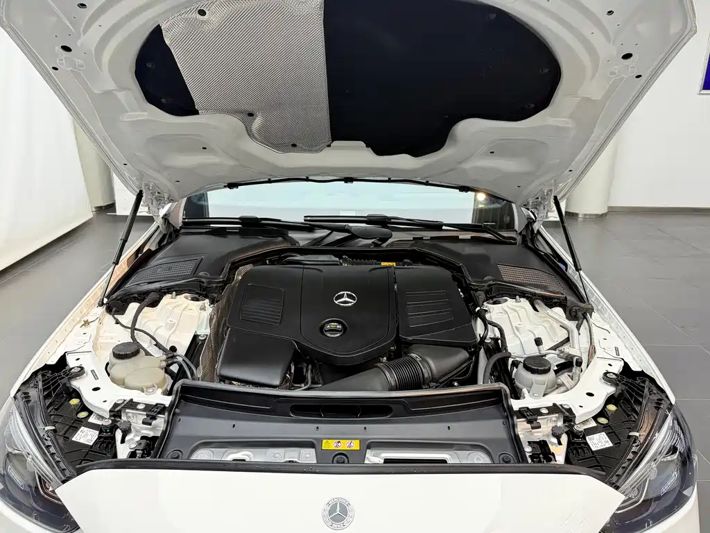 Mercedes-Benz C-Class 2025 — фото 4