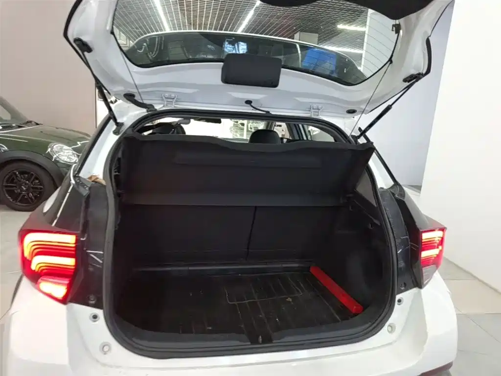 Toyota Yaris L 2023 — фото 19