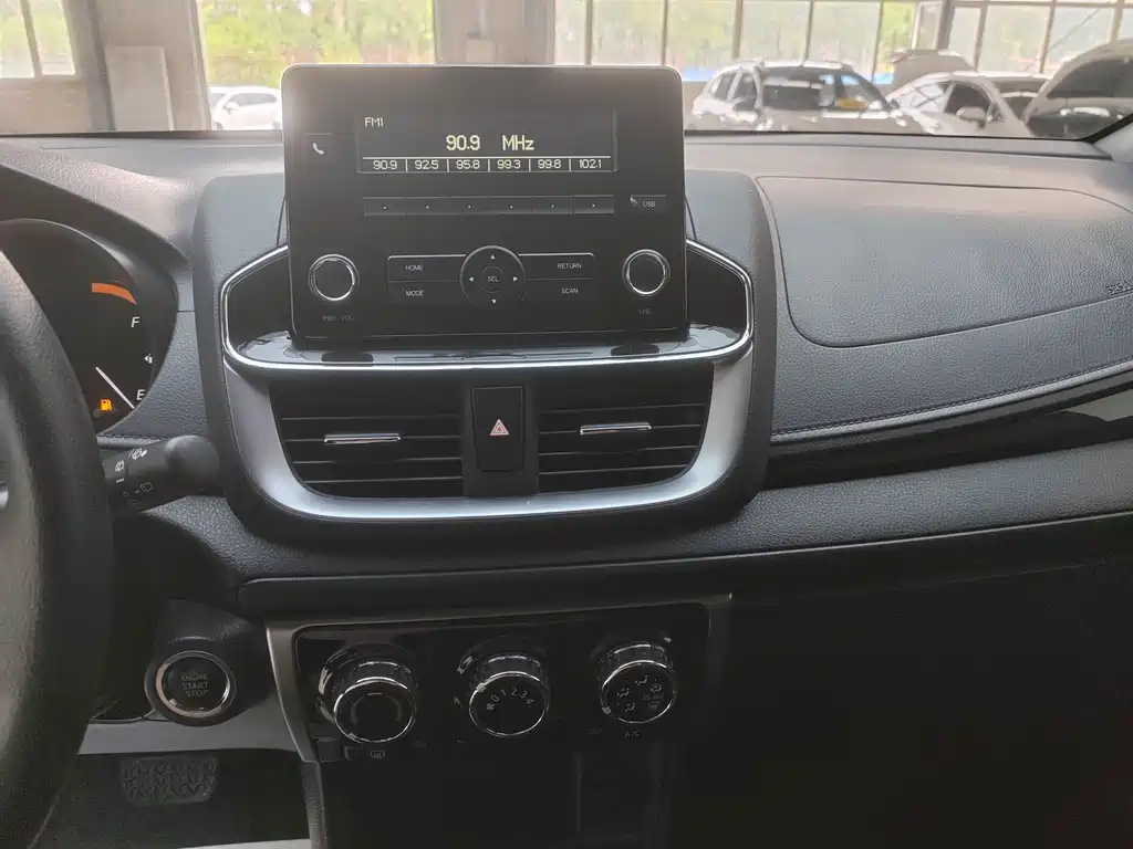 Toyota Yaris L 2022 — фото 15
