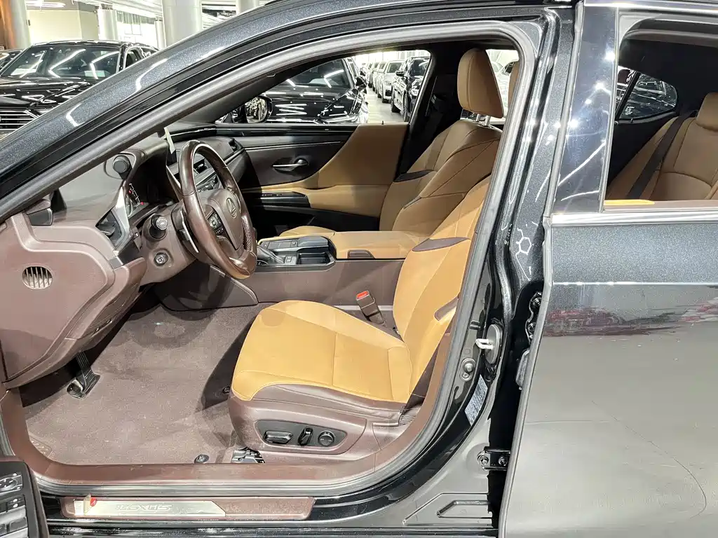 Lexus ES 2021