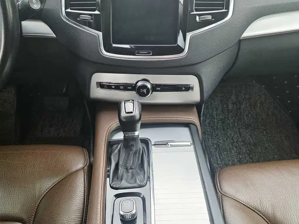 Volvo XC90 2018 — фото 17