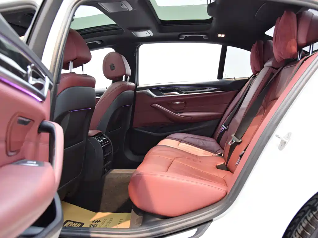 BMW 5 Series 2018 — фото 10