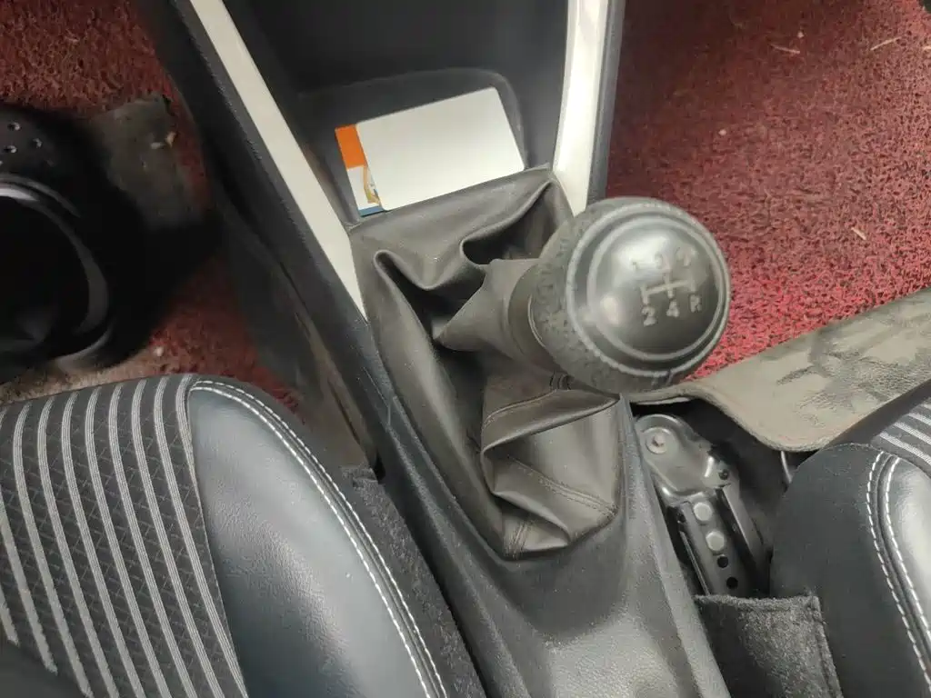 Toyota Yaris L 2015 — фото 10