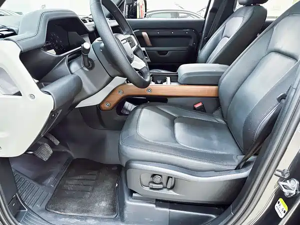 Land Rover Defender 2023