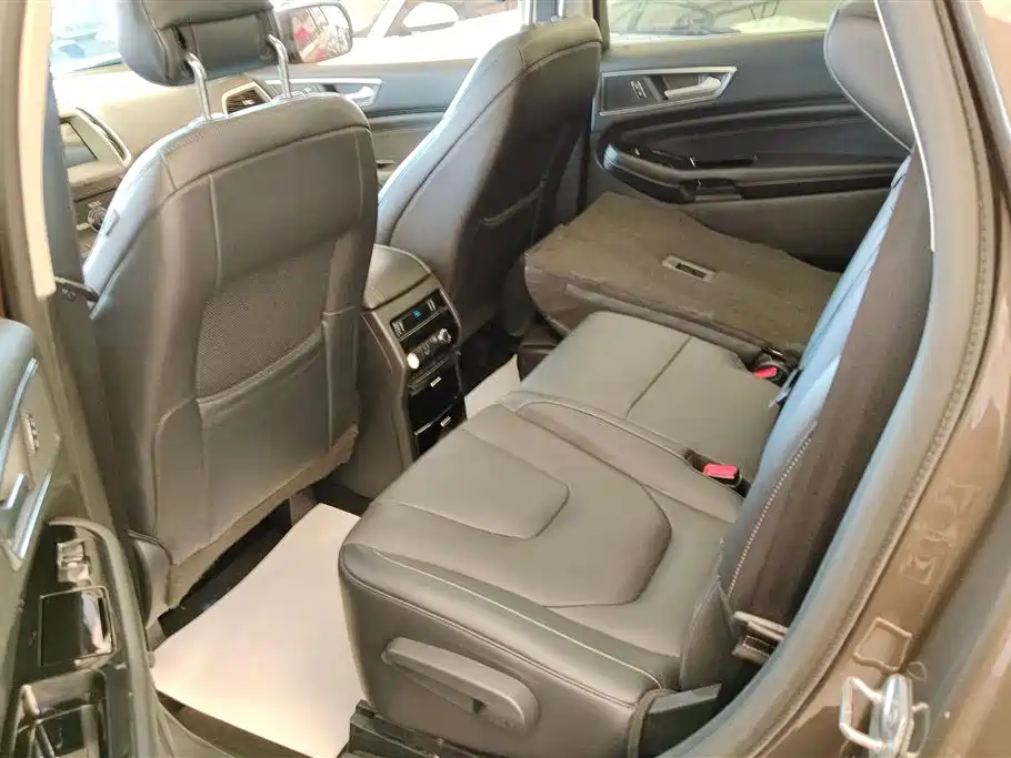 Ford Edge 2016 — фото 11