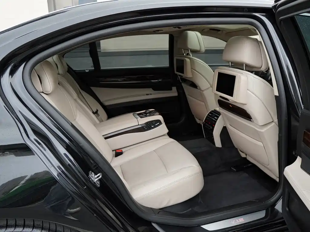 BMW 7 Series 2010 — фото 13