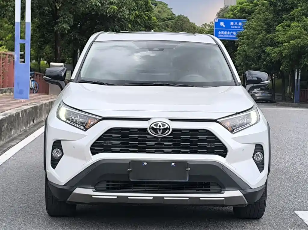 Toyota RAV4 2023 — фото 2