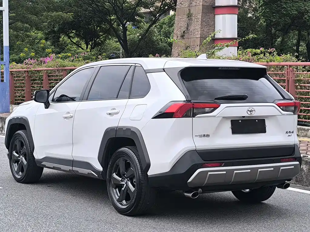 Toyota RAV4 2023 — фото 4