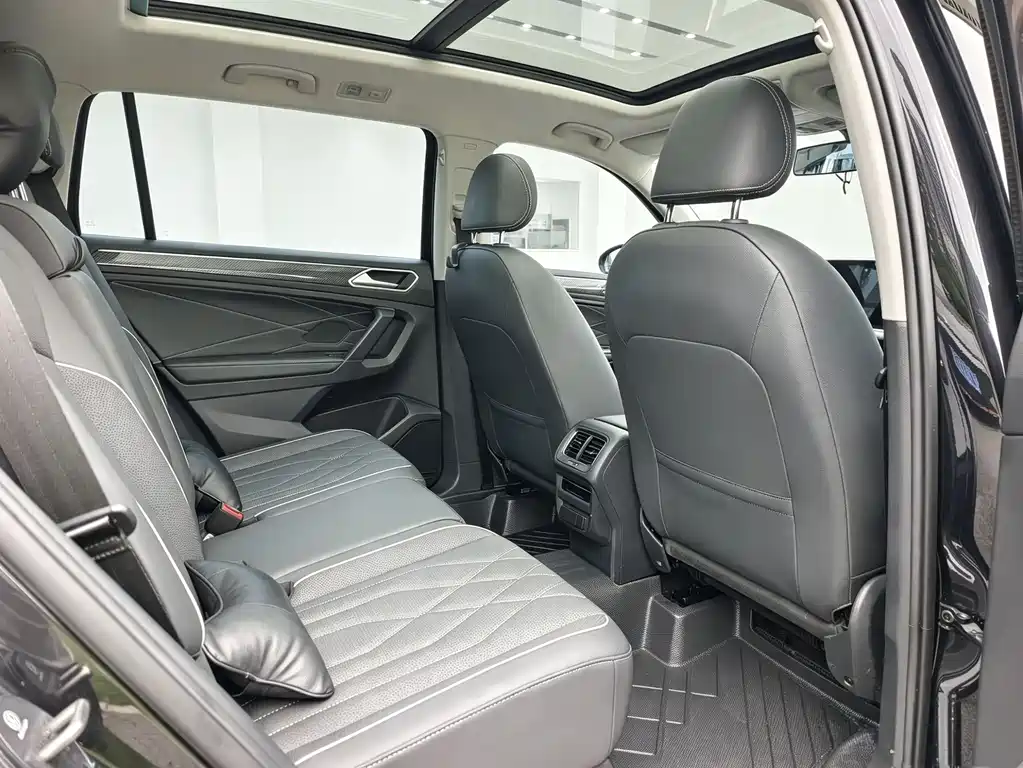 Volkswagen Tiguan L 2023 — фото 8