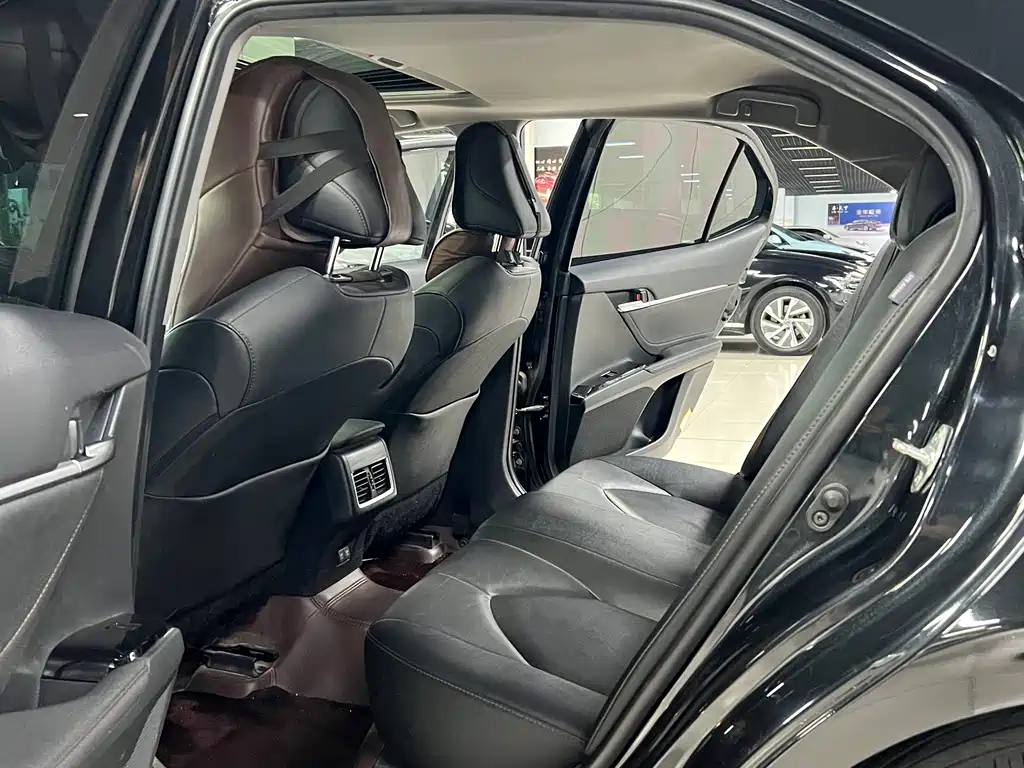 Toyota Camry 2023 — фото 9