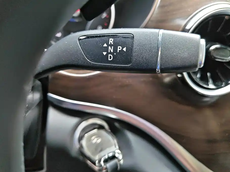 Mercedes-Benz V-Class 2023 — фото 16