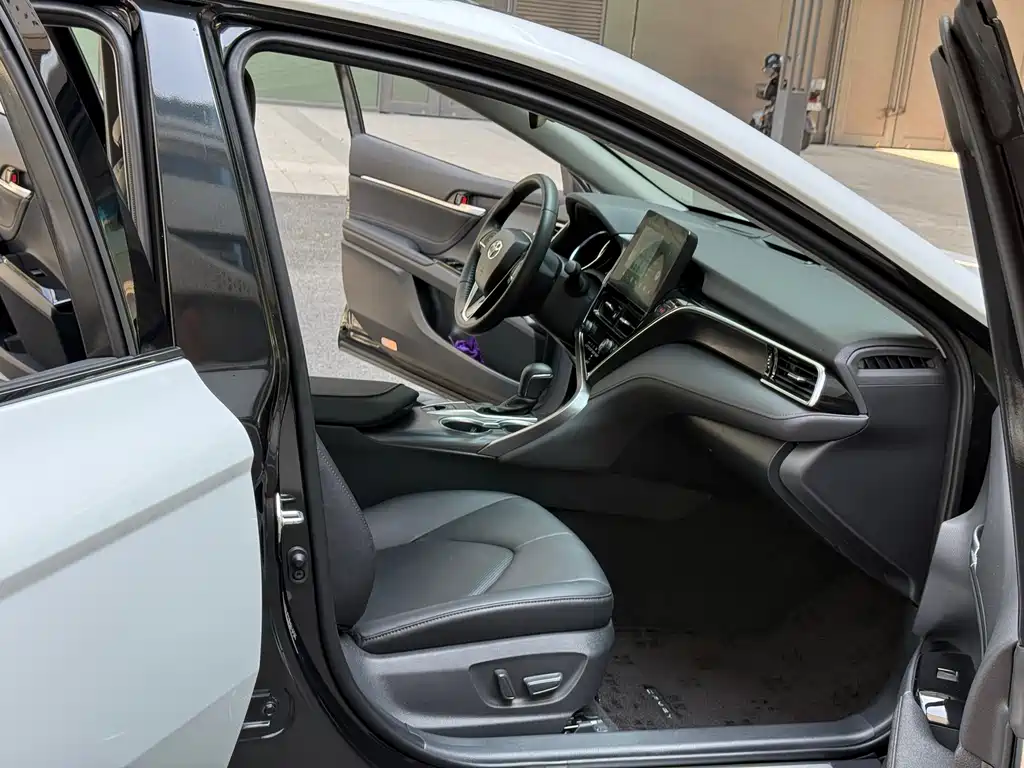 Toyota Camry 2023 — фото 10