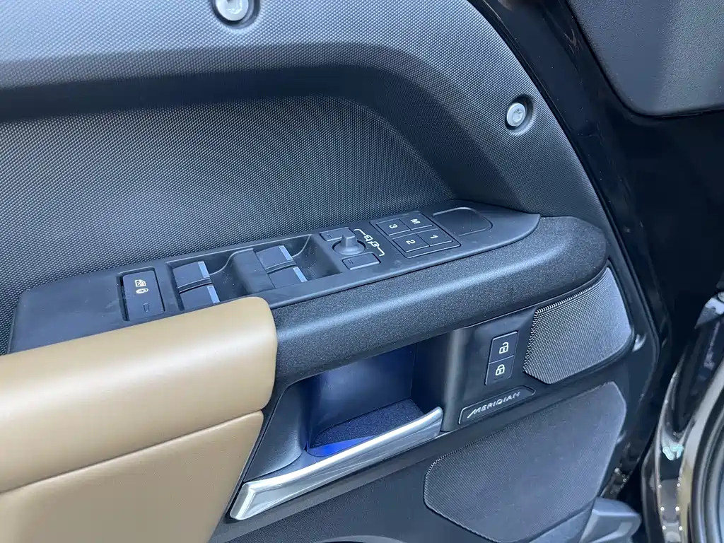 Land Rover Defender 2025 — фото 16