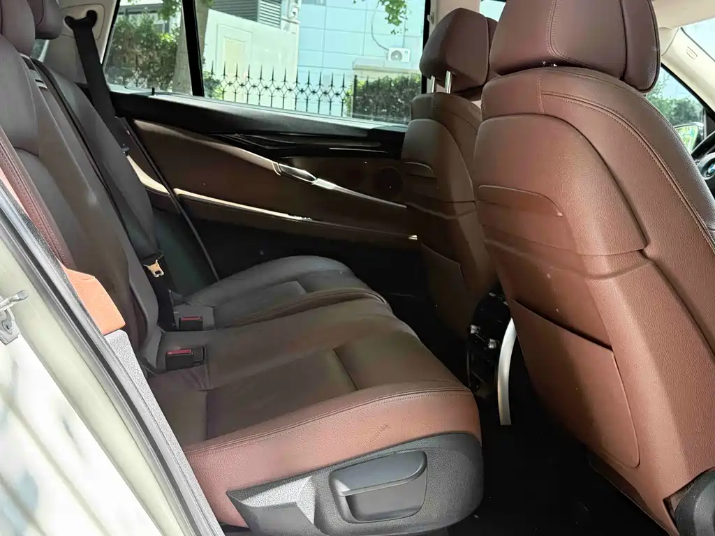 BMW 5 Series GT 2014 — фото 11
