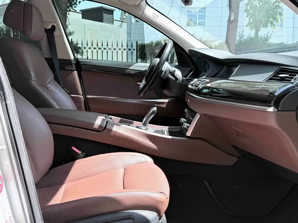 BMW 5 Series GT 2014 — фото 10
