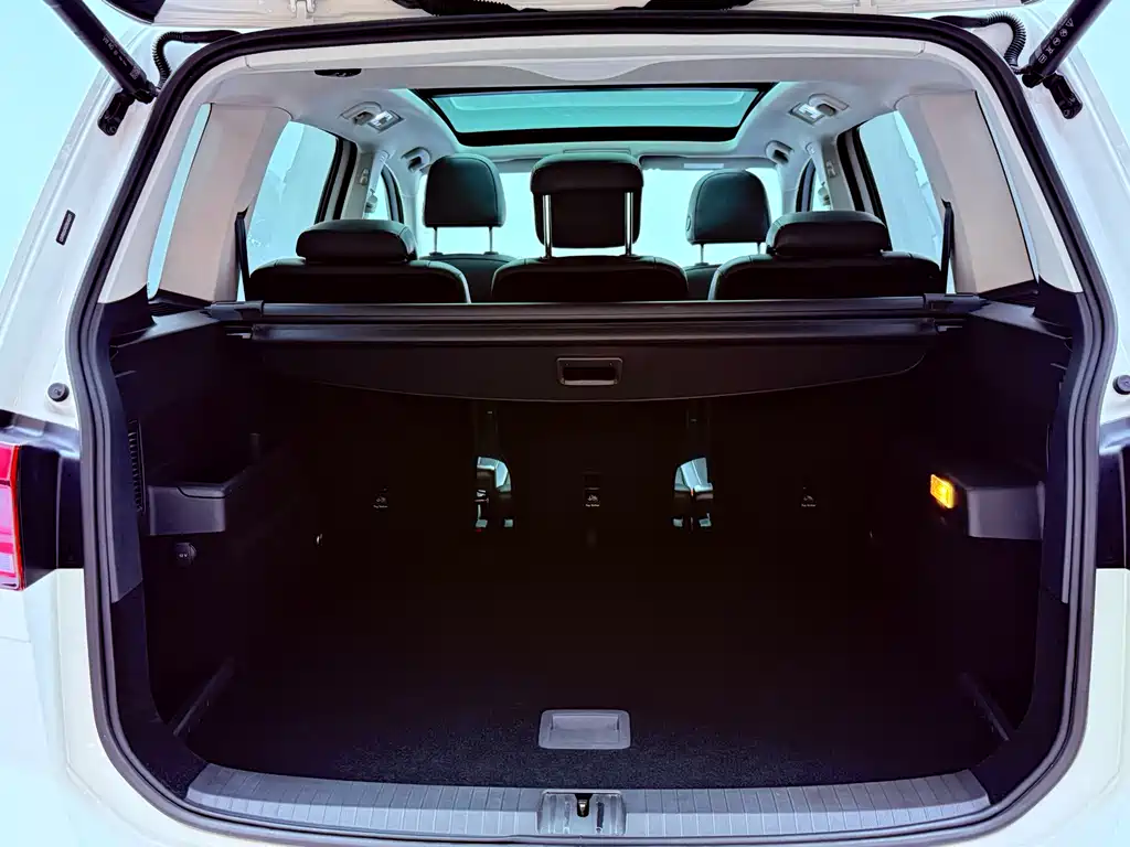 Volkswagen Touran 2017 — фото 25