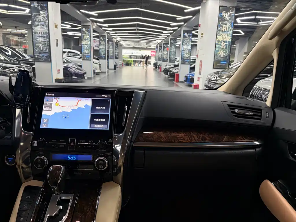 Toyota Alphard 2022 — фото 12