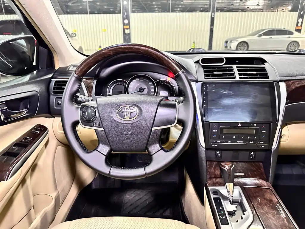 Toyota Camry 2015 — фото 8