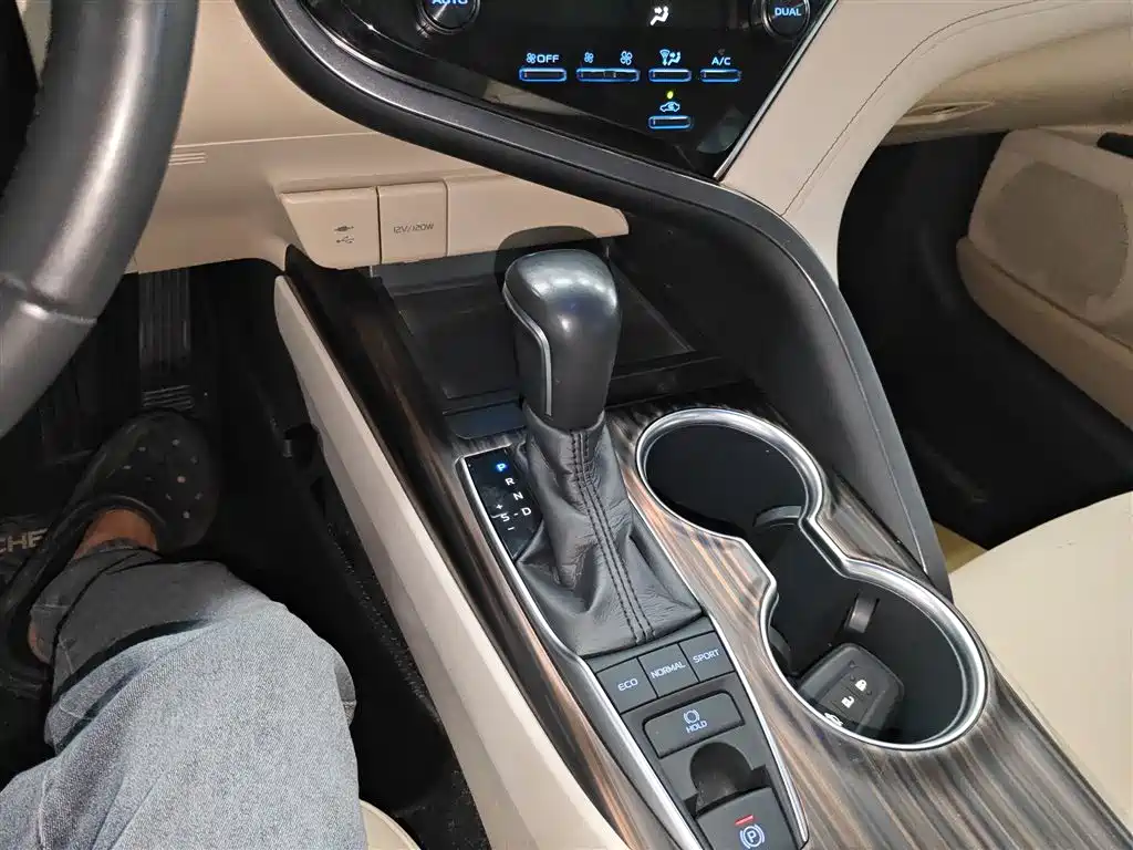 Toyota Camry 2018 — фото 14