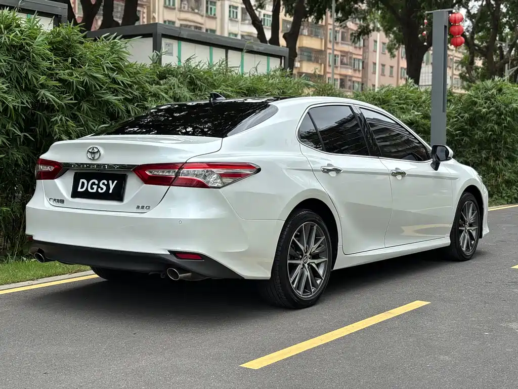 Toyota Camry 2022 — фото 24