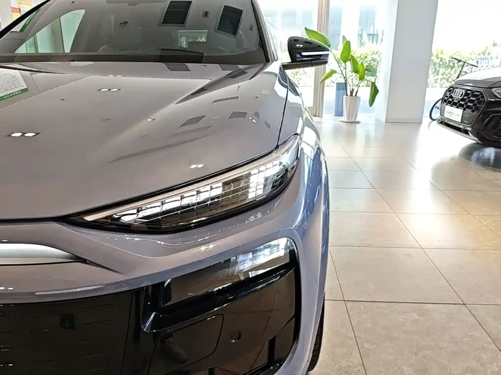 Audi Q6L e-tron 2025 — фото 24
