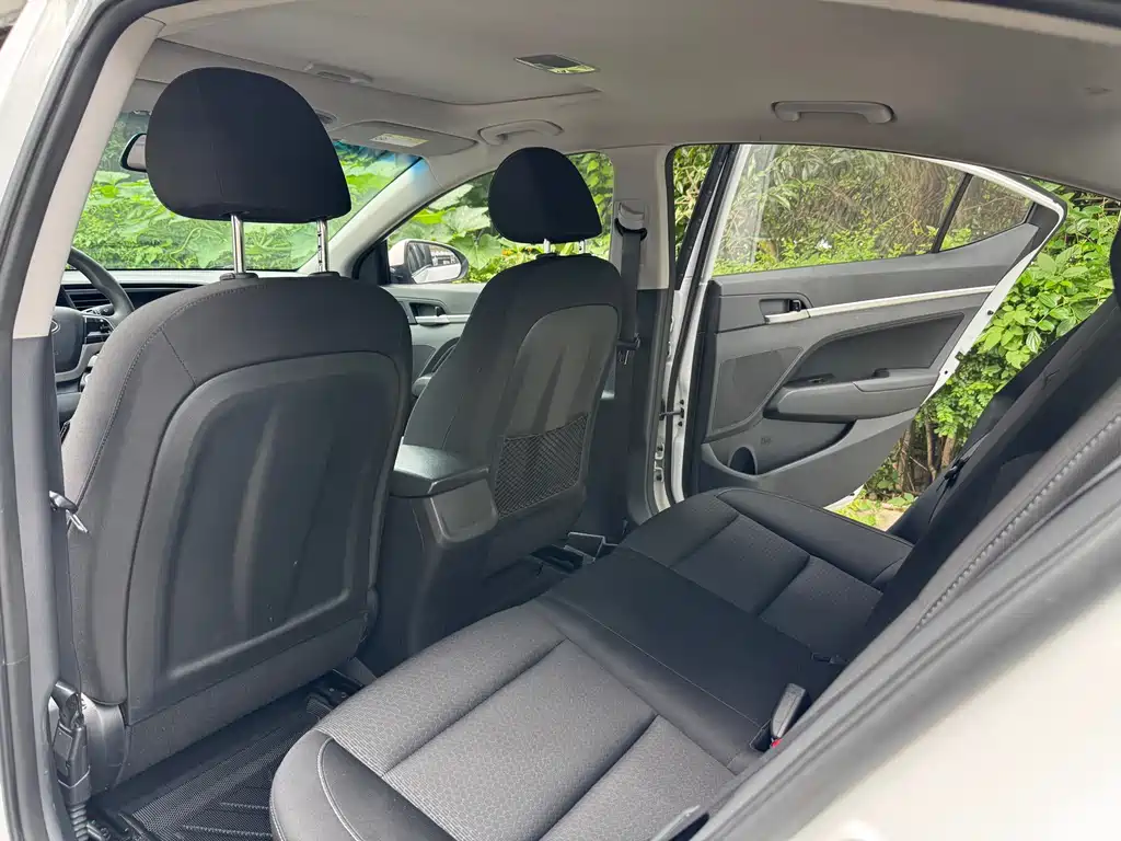 Hyundai Elantra 2016 — фото 10