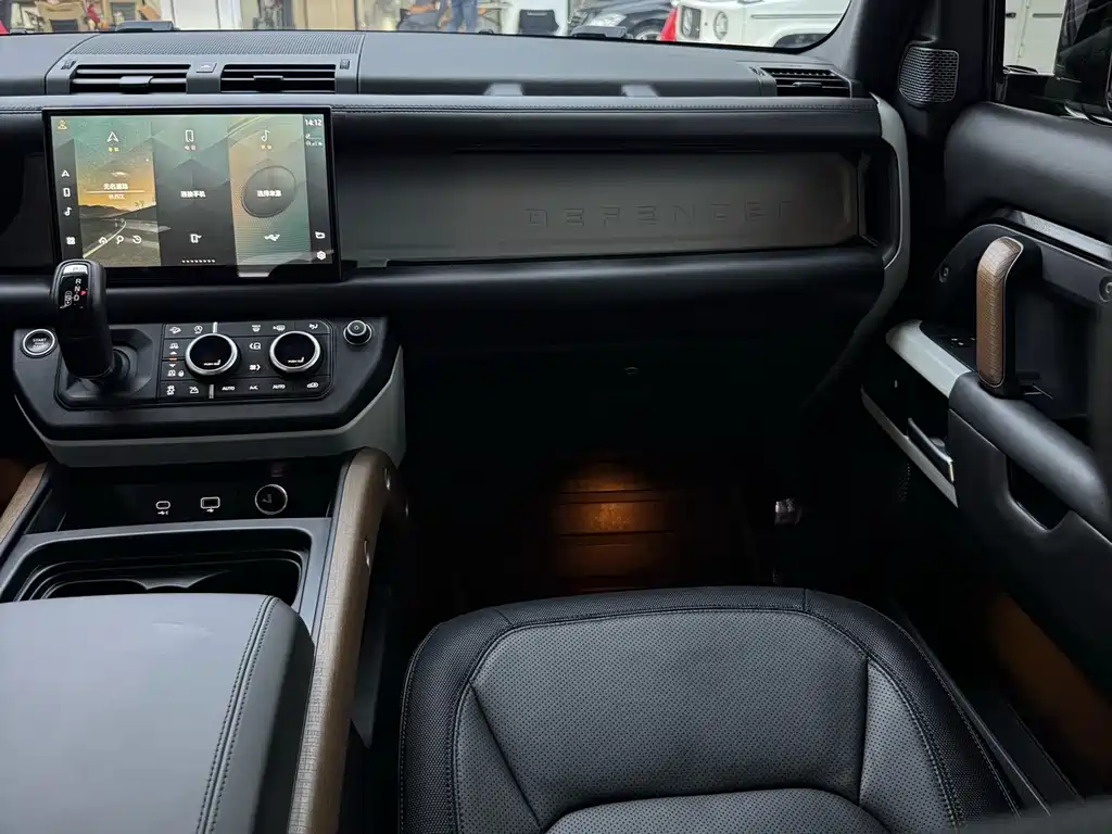 Land Rover Defender 2022 — фото 31