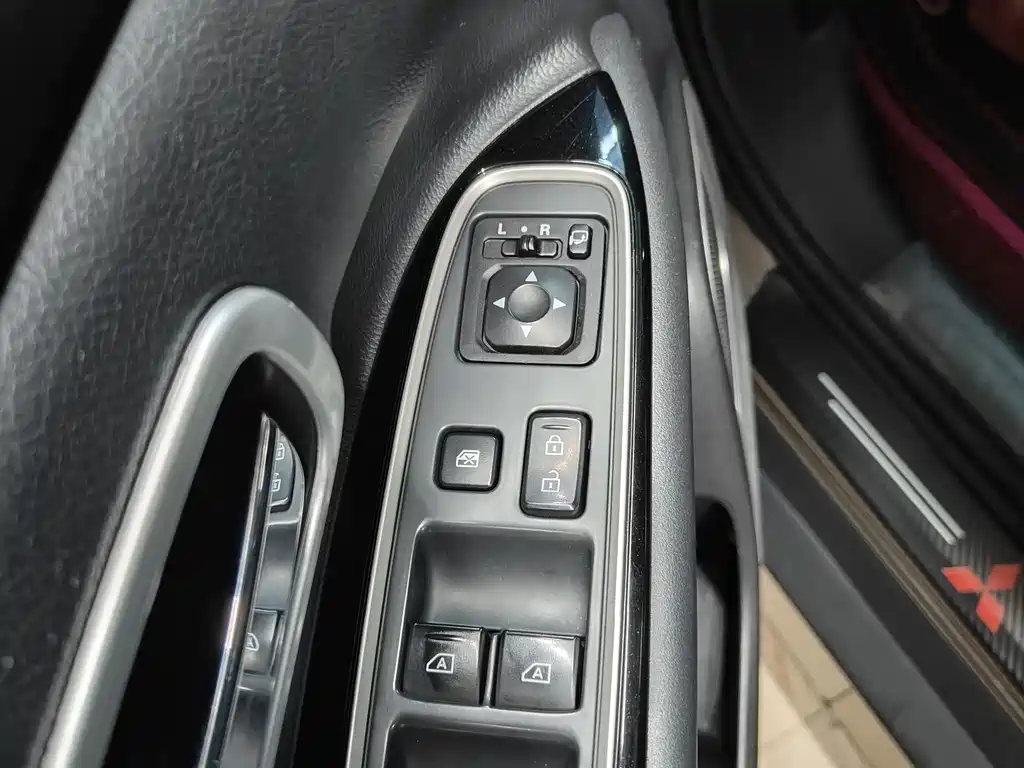 Mitsubishi Outlander 2019 — фото 12