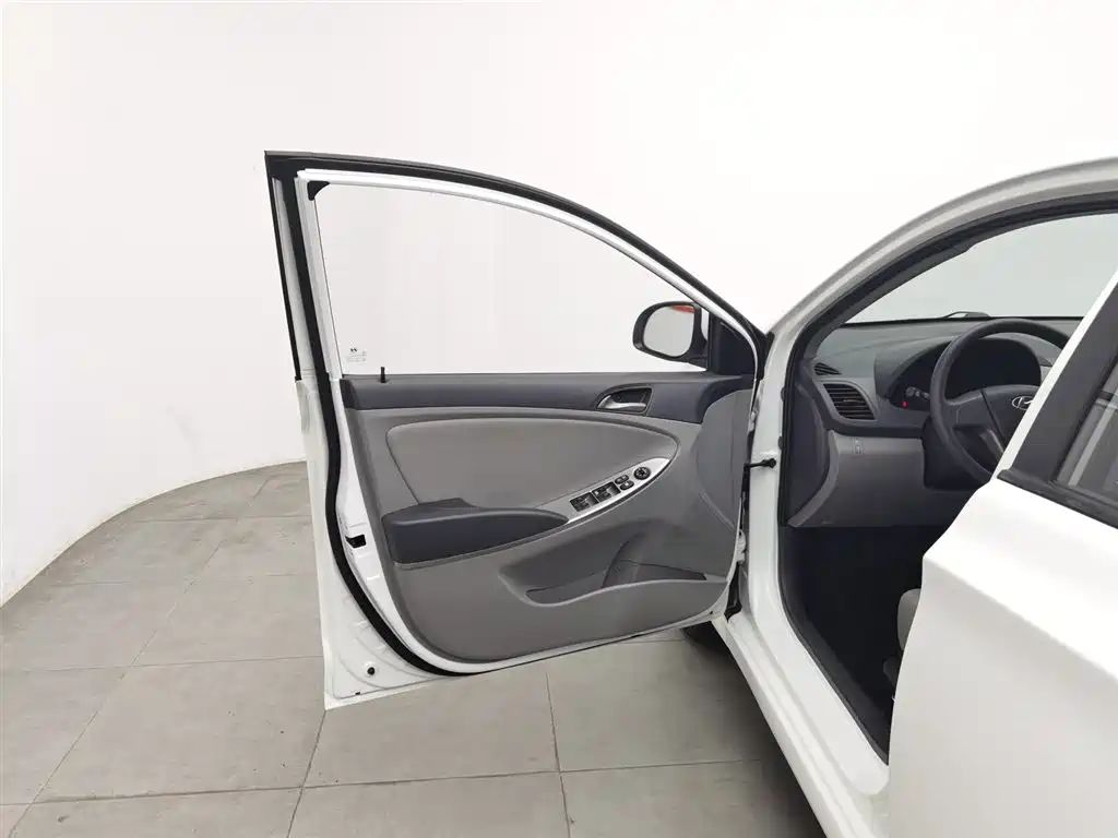 Hyundai Verna 2015 — фото 8