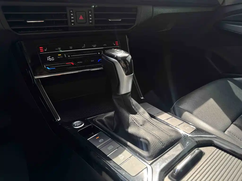 Volkswagen Passat 2023 — фото 12