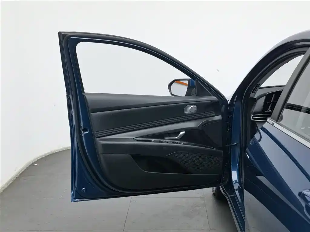 Hyundai Elantra 2023 — фото 8