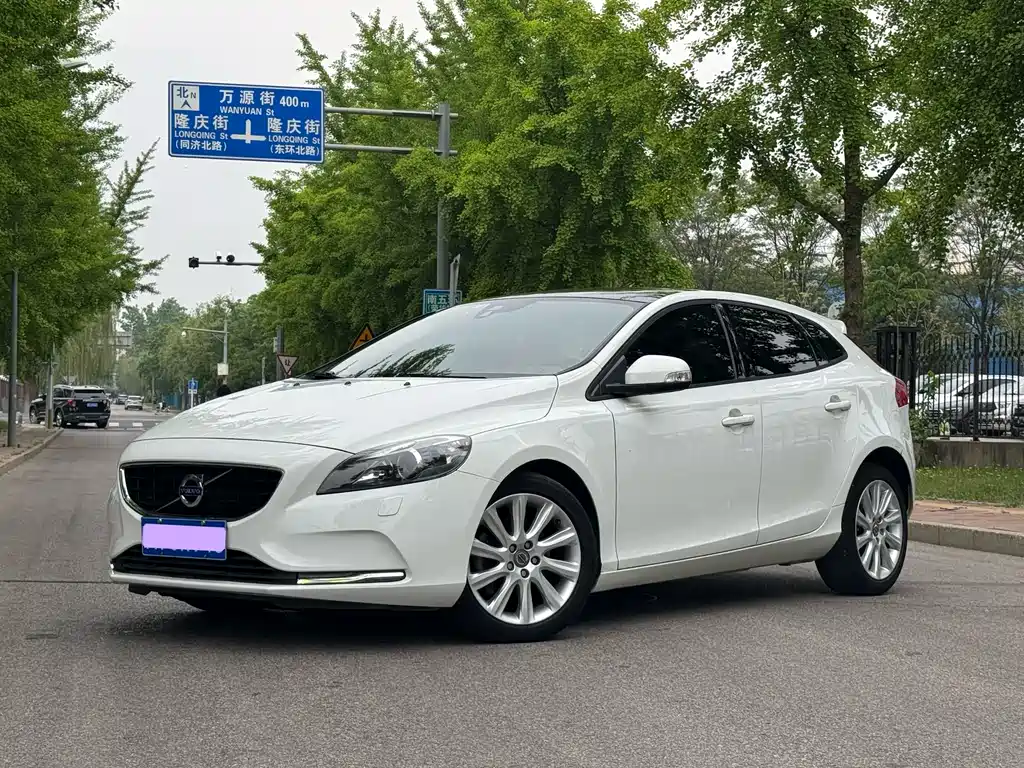 Volvo V40 2015 — фото 1